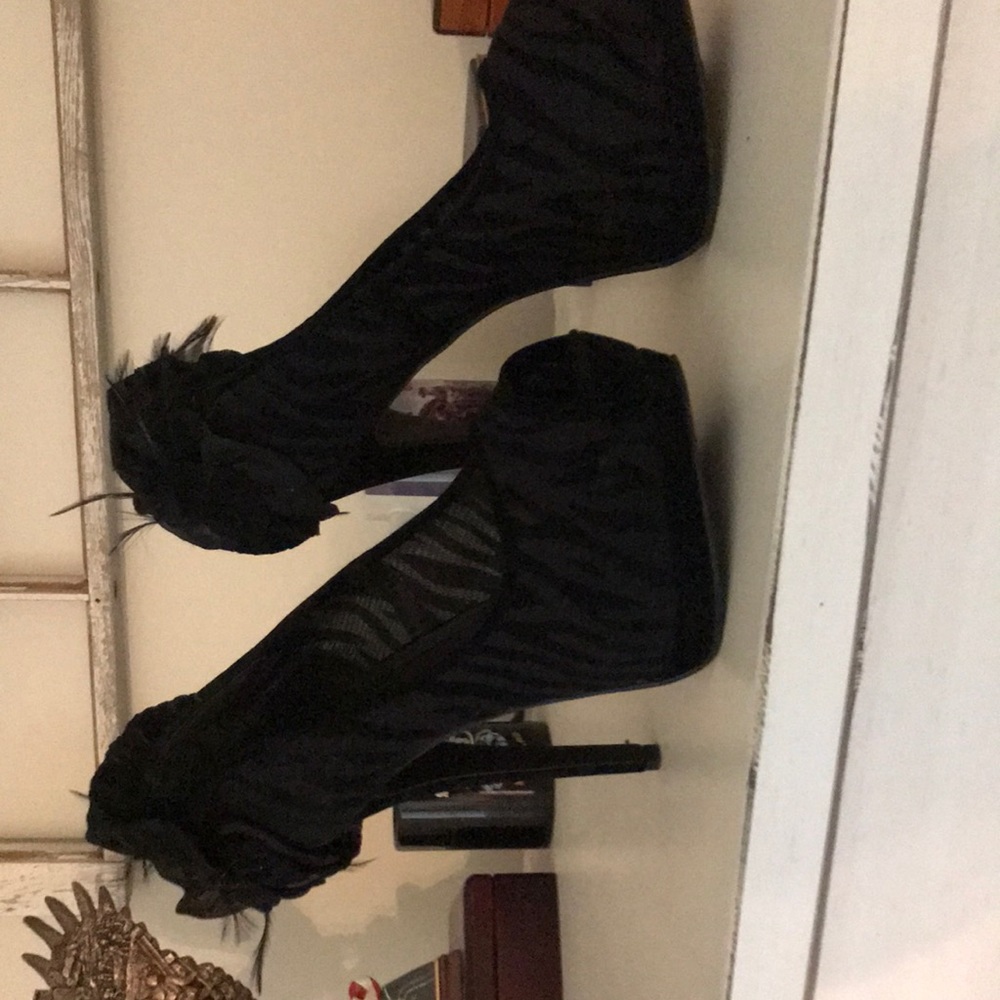 Black pumps